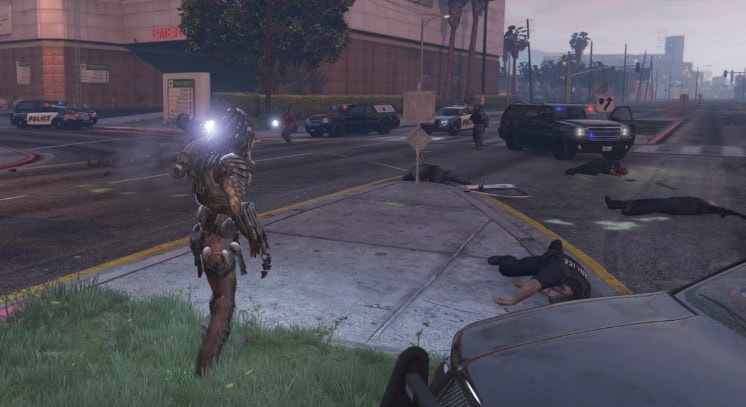 Хищник, охотник за инопланетянами, стоит перед парком полицейских машин в GTA 5.