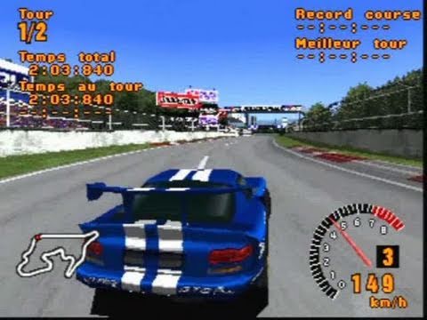 Gran Turismo на PS1, изображающая синюю машину, мчащуюся по гоночной трассе.